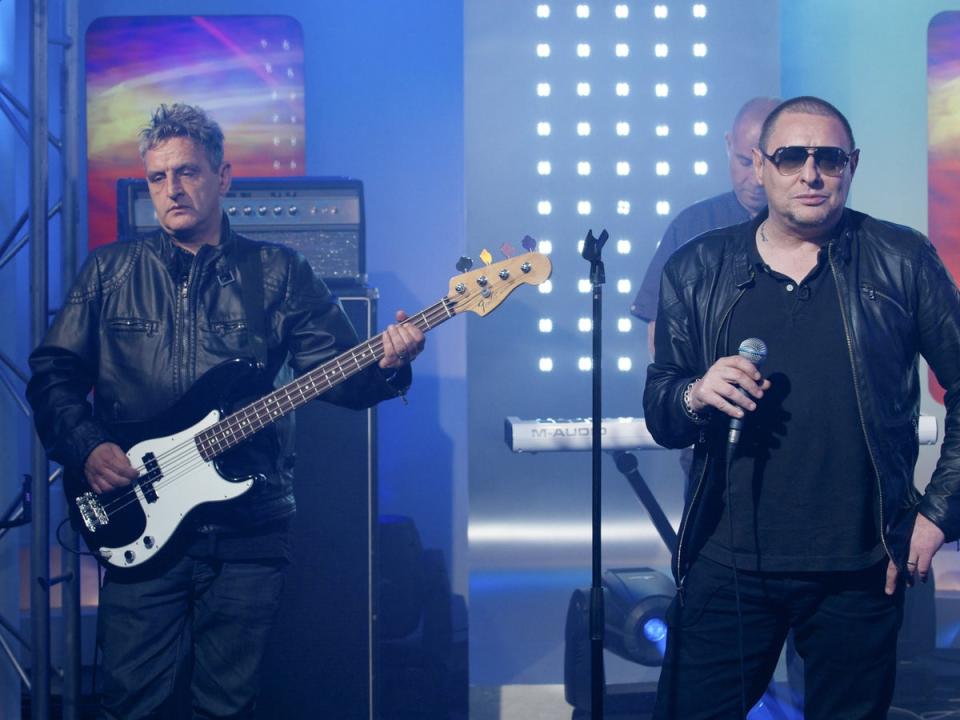 Paul y Shaun Ryder presentándose juntos como Happy Mondays en 2012 (Ken McKay/Shutterstock)