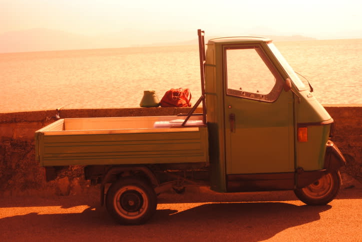 Und noch ein klassisches Einsatzgebiet für das Dreirad-Auto: Hier wird ein Piaggio von einem Fischer genutzt. Auf der Ladefläche findet alles Platz, was für den Fang benötigt wird.