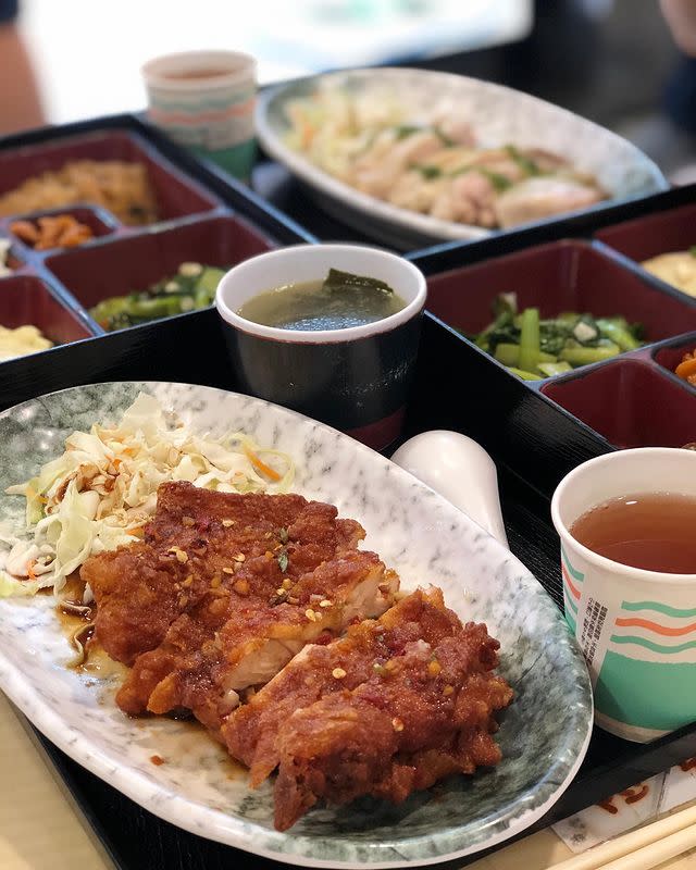 有三種配菜以外，白飯、飲料、海帶湯都無限續，海帶湯是由雞骨熬出雞湯再加入海帶，雖然食材簡單卻非常夠味！