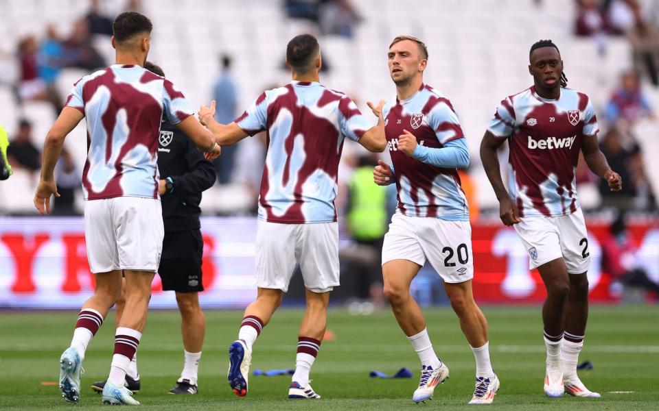 West Ham players warming up