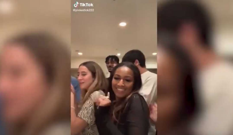 歐巴馬小女兒莎夏最近和朋友合拍TikTok跳舞影片，受到網友熱議。（圖／翻攝自Viral Video Youtube ）
