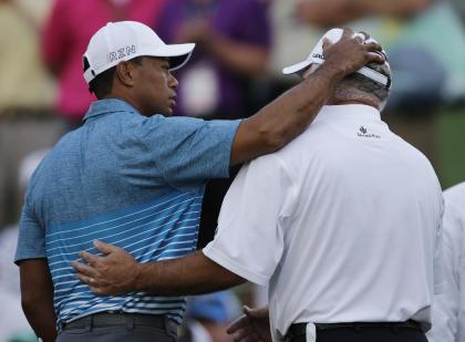 Tiger Woods, left, hugs, Mark O&#39;Meara after their practice round for the Masters golf tournament Monday, April 6, 2015, in Augusta, Ga. (AP Photo/Matt Slocum)