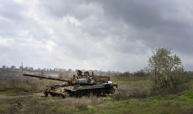 Un tanque ruso dañado en Kharkiv, de donde las tropas del Kremlin debieron retirarse