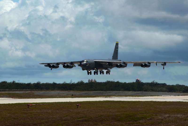 為反制中國軍事動作，美軍B-52戰略轟炸機同步於台海實施攻擊航線操演。（翻攝自美國國防部網站）