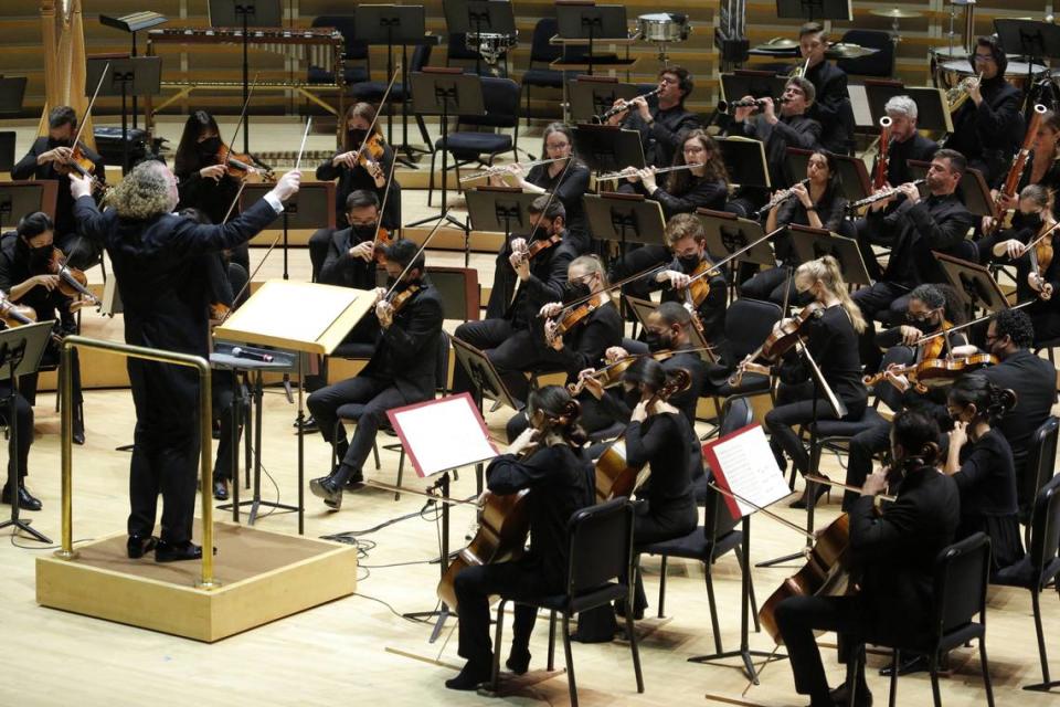 New World Symphony in concert at the Adrienne Arsht Center in the spring of 2022 with Stéphane Denève conducting. (Photo courtesy of Rui Dias Aidos)