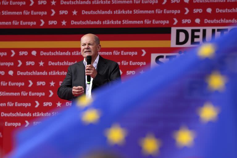 El canciller alemán Olaf Scholz habla durante el cierre de campaña de las elecciones al Parlamento Europeo de los socialdemócratas alemanes (SPD) en Duisburg, Alemania,  (AP Photo/Martin Meissner)