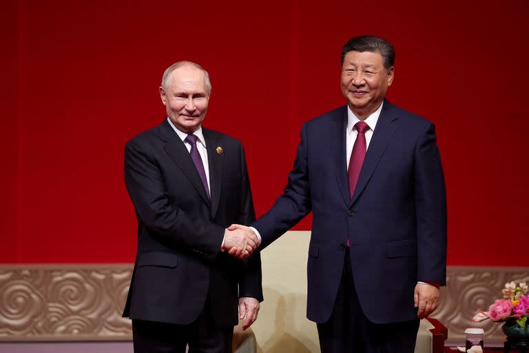 Putin y Xi se saludan tras un concierto