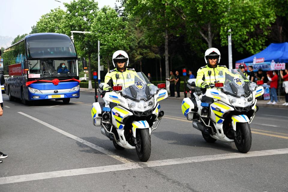 Traffic police escort students to exam sites in Qingdao.