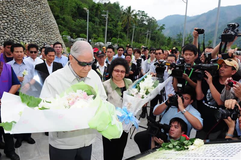  李登輝曾向228罹難者獻花致意，也曾與蔡英文上街反一中市場。（圖／翻攝自陳菊臉書）