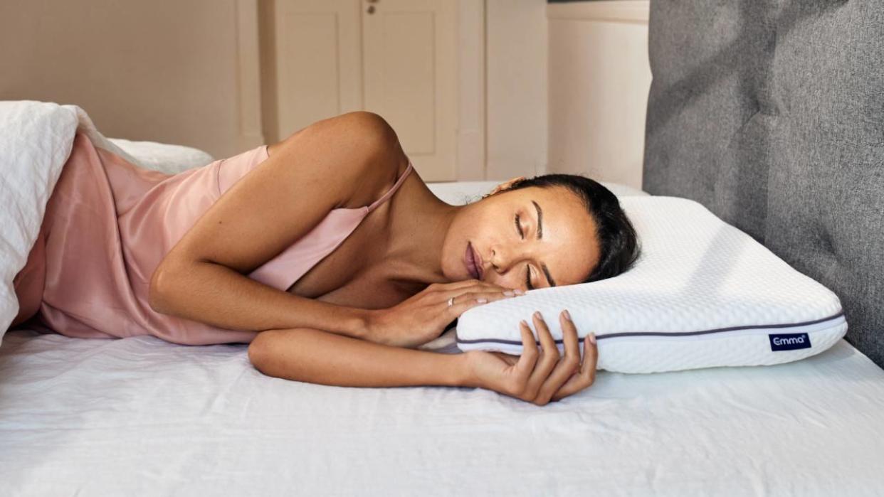  Pillow size guide, how to pick the right pillow, sleep & wellness tips. 