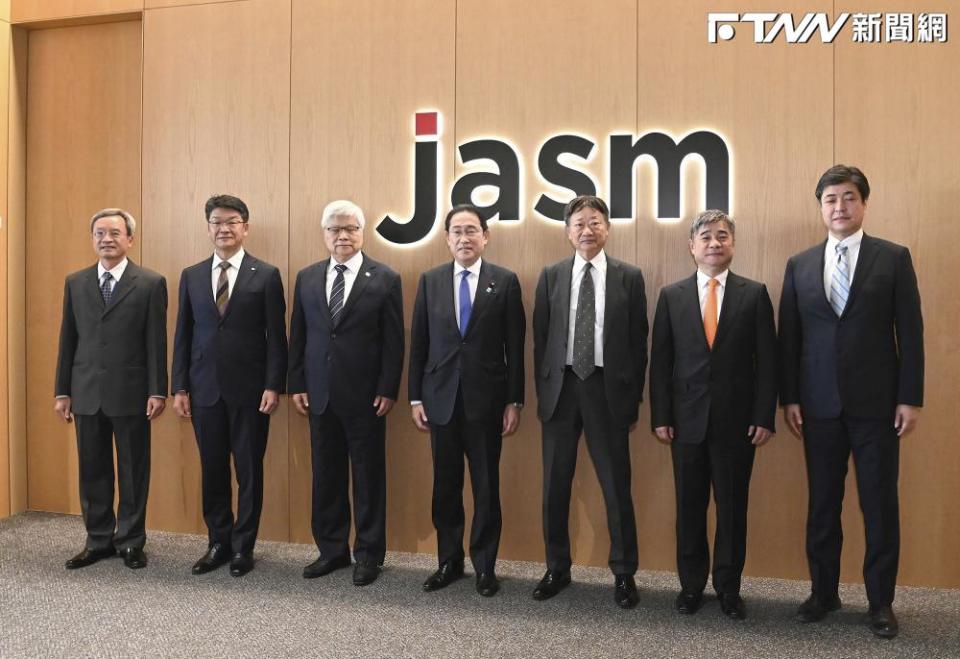 日本首相岸田文雄（圖中）今日上午搭機抵達熊本機場，並親自視察台積電位於熊本縣菊陽町的工廠。（圖／美聯社）