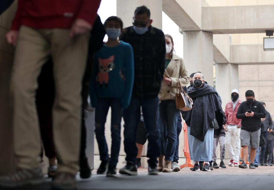 Un grupo de personas espera en la cola para someterse a la prueba del covid-19 en Union Station el 7 de enero de 2022 en Los Ángeles, California (Getty Images)