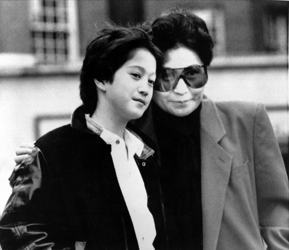 ARCHIVO - Yoko Ono, viuda de John Lennon y su hijo Sean, de 10 años, en Londres el 20 de marzo de 1986. El álbum "Gimme Some Truth" con 36 canciones de Lennon fue lanzado el 9 de octubre de 2020 para celebrar el cumpleaños 80 del músico. (Foto AP/Richard Price, archivo)