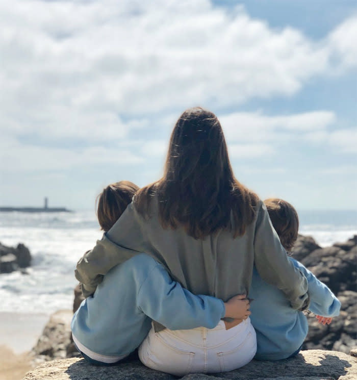 Sara Cabonero, frente al mar con Martín y Lucas, sus hijos