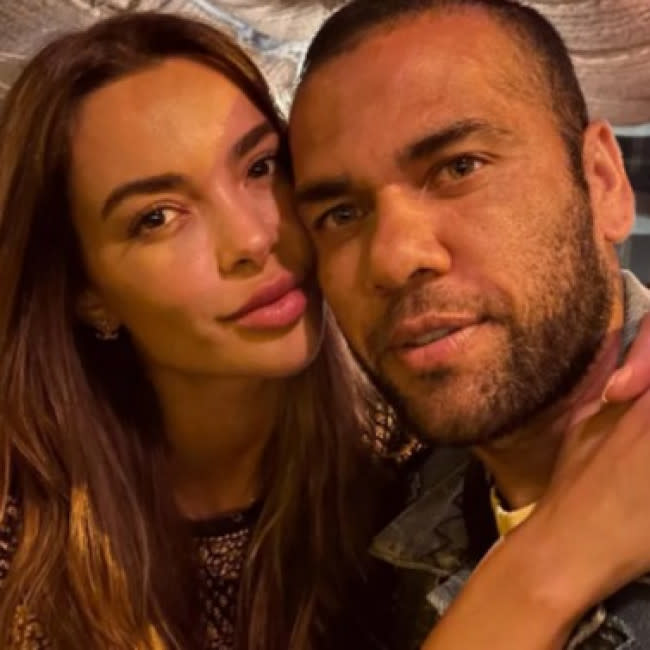 Joana Sanz y Dani Alves en una foto de Instagram credit:Bang Showbiz