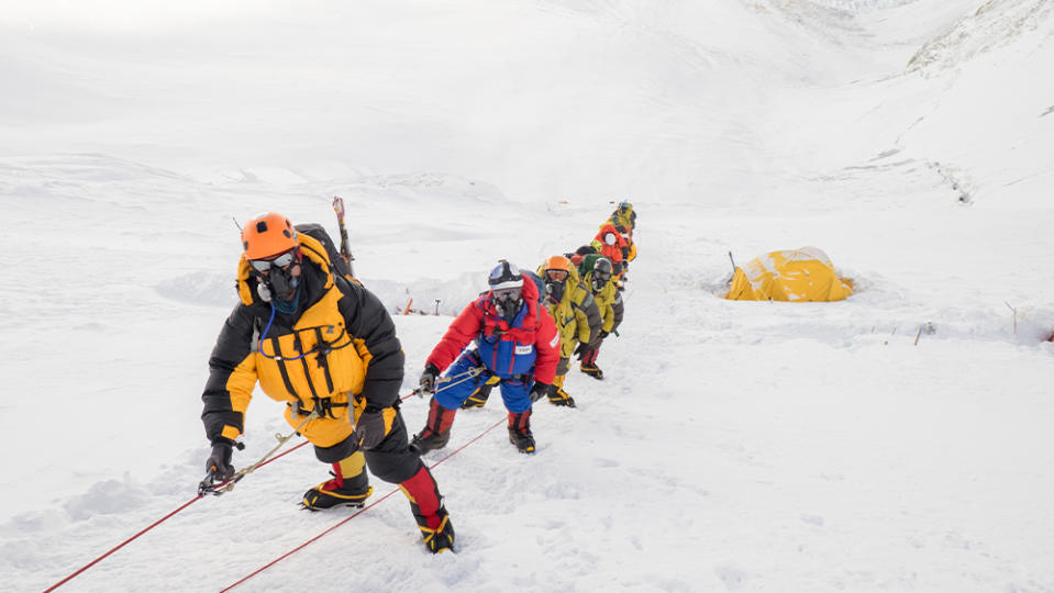Nepal, Solo Khumbu, Everest, Sagamartha National Park, Roped team ascending, wearing oxygen masks
