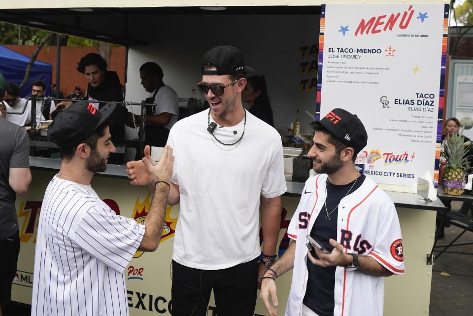 El jardinero de los Colorado Rockies Nolan Jones saludad a unos aficionados durante el Taco Tour, evento promocional realizado en la plaza La Cibeles en Ciudad México, viernes, abril 26, 2024. Los Astros enfrentan a los Colorado Rockies el fin de semana en México. (AP Foto/Fernando Llano)