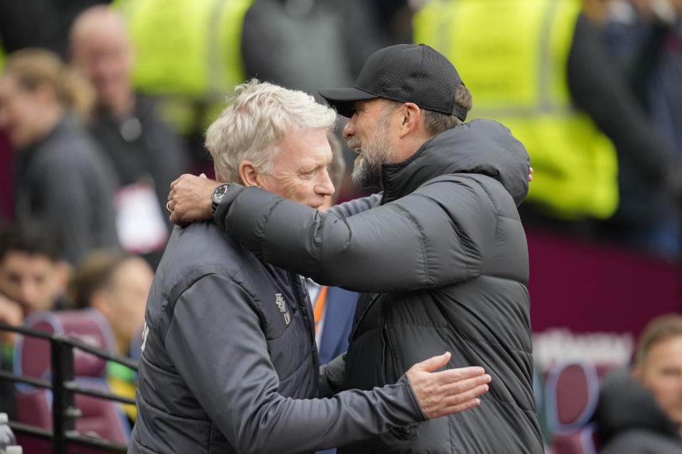 Liverpool's manager Jurgen Klopp, right, greets West Ham's manager David Moyes prior to the start of the English Premier League soccer match between West Ham United and Liverpool at London stadium in London, Saturday, April 27, 2024. (AP Photo/Kin Cheung)
