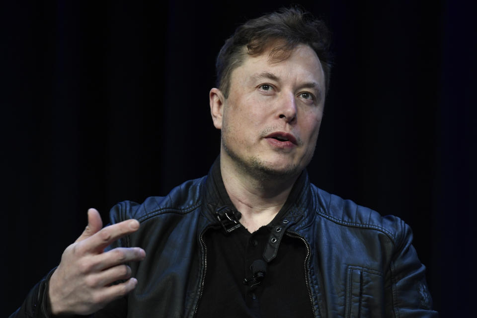 FILE - Il CEO di Tesla e SpaceX, Elon Musk, parla alla Satellite Conference and Expo di Washington, 9 marzo 2020.  Lunedì 15 luglio 2024, Musk ha confermato le notizie secondo cui il tanto pubblicizzato evento dell'azienda per svelare Robotaxis sarà ritardato oltre la data prevista dell'8 agosto.  (Foto AP/Susan Walsh, file)