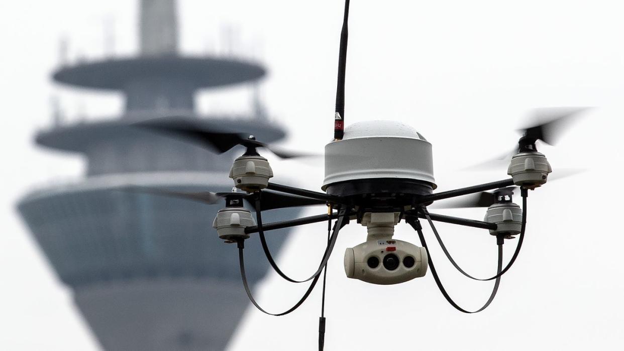 Eine Drohne der Polizei fliegt vor dem Fernsehturm.