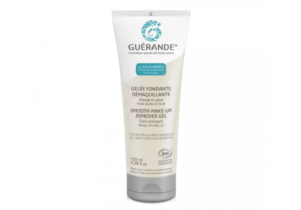 18,50€<br><p>Cette gelée se transforme en huile au contact de la peau et en lait avec le rinçage. Riche en anti-oxydants, elle s'adapte à toutes les peaux.</p><br><a href="https://www.guerande-cosmetics.com/fr/soins-du-visage/84-gelee-fondante-demaquillante.html" rel="nofollow noopener" target="_blank" data-ylk="slk:Acheter;elm:context_link;itc:0;sec:content-canvas" class="link ">Acheter</a>