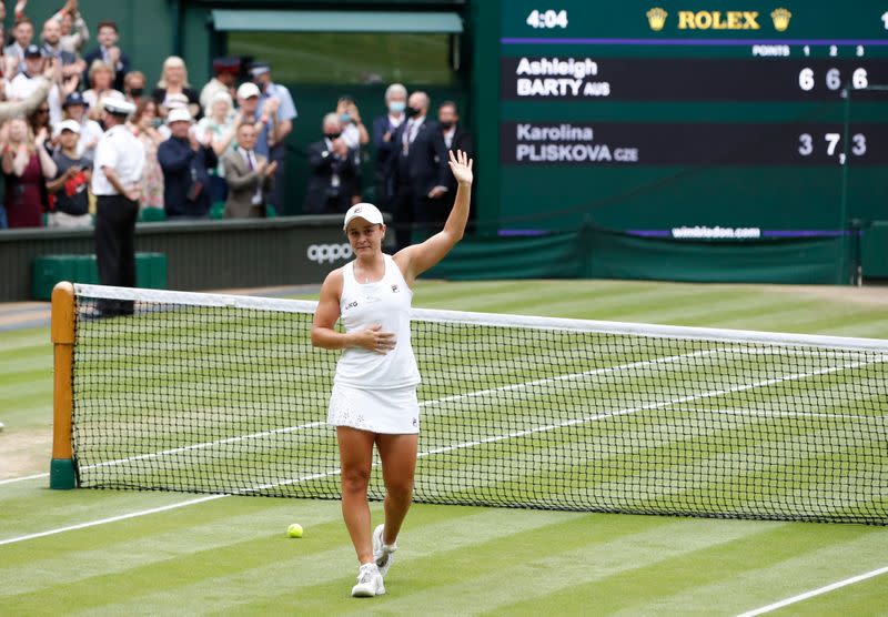 Foto del sábado de Ash Barty celebrando tras conquistar el título en Wimbledon