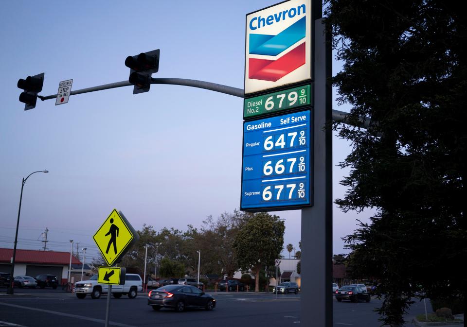 Los precios de la gasolina en una estación de servicio de Millbrae, California  ( Li Jianguo/Xinhua via Getty Images)