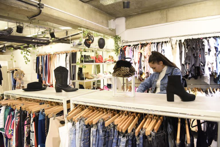 Se estima que estos locales, se puede ahorrar hasta un 70% respecto a los locales de ropa que se encuentran en los shoppings