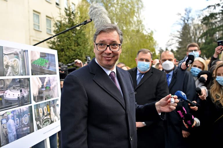 El presidente serbio, Aleksandar Vucic, con una dosis de Sputnik V durante su visita al Torlak Institute, en Belgrado, que produce la vacuna rusa