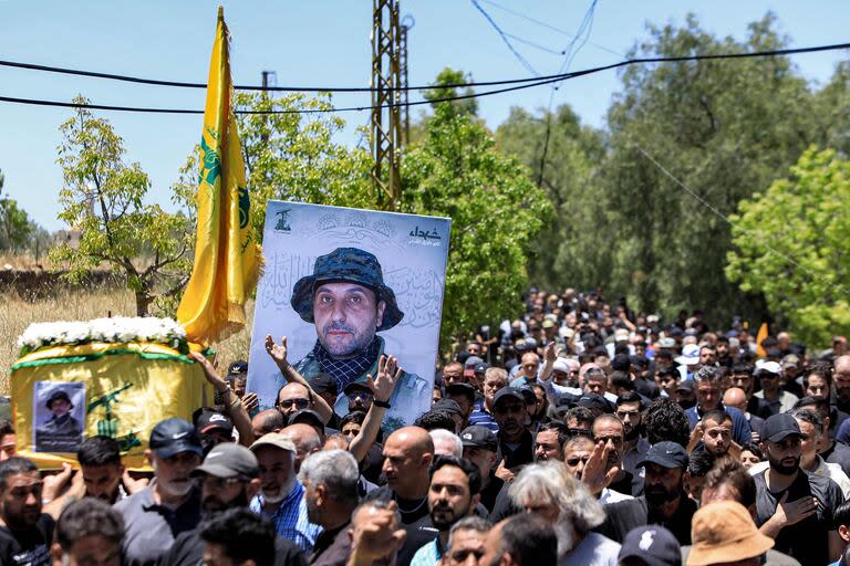 Los dolientes marchan durante el funeral de Hassan Mohammed Ali Saab, miembro del movimiento musulmán chií libanés Hezbollah, en la aldea de Yaroun en el sur del Líbano, cerca de la frontera con Israel, el 21 de junio, en medio de tensiones transfronterizas en curso mientras continúan los combates entre Israel. y Hamás en la Franja de Gaza (Photo by AFP)