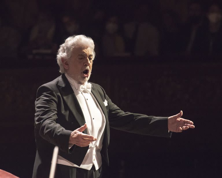 Plácido Domingo junto a la Orquesta Estable del Teatro Colón bajo la dirección musical del maestro Jordi Bernàcer y la actuación de la soprano María José Siri