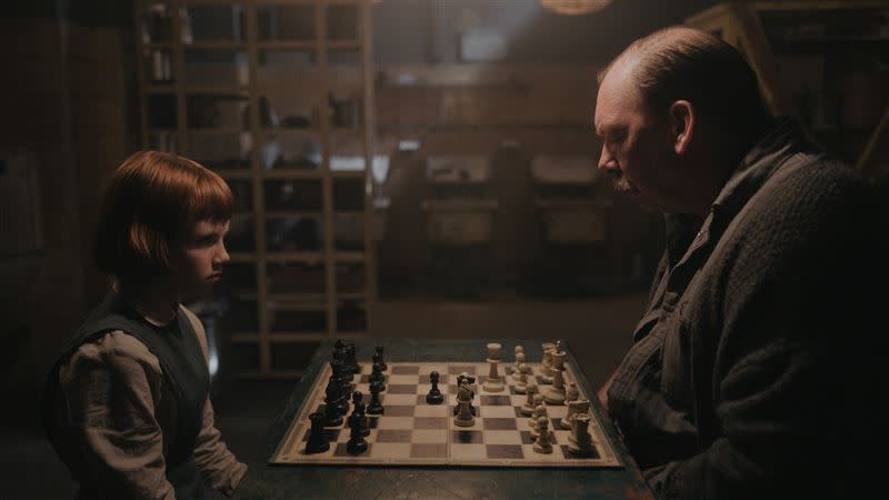 《后翼棄兵》劇中女主角貝絲與工友下棋畫面。（圖／由Netflix提供）