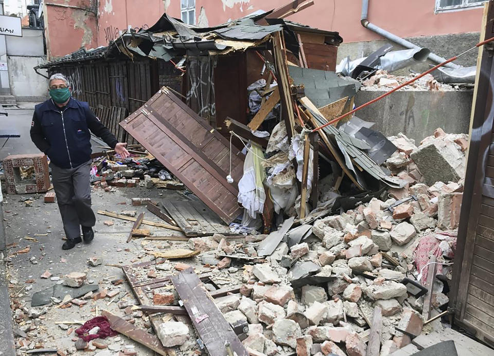 Un hombre inspecciona daños causa daños causados por el terremoto en Zagreb, Croacia, el domingo 22 de marzo de 2020. (AP Foto/Filip Horvat)