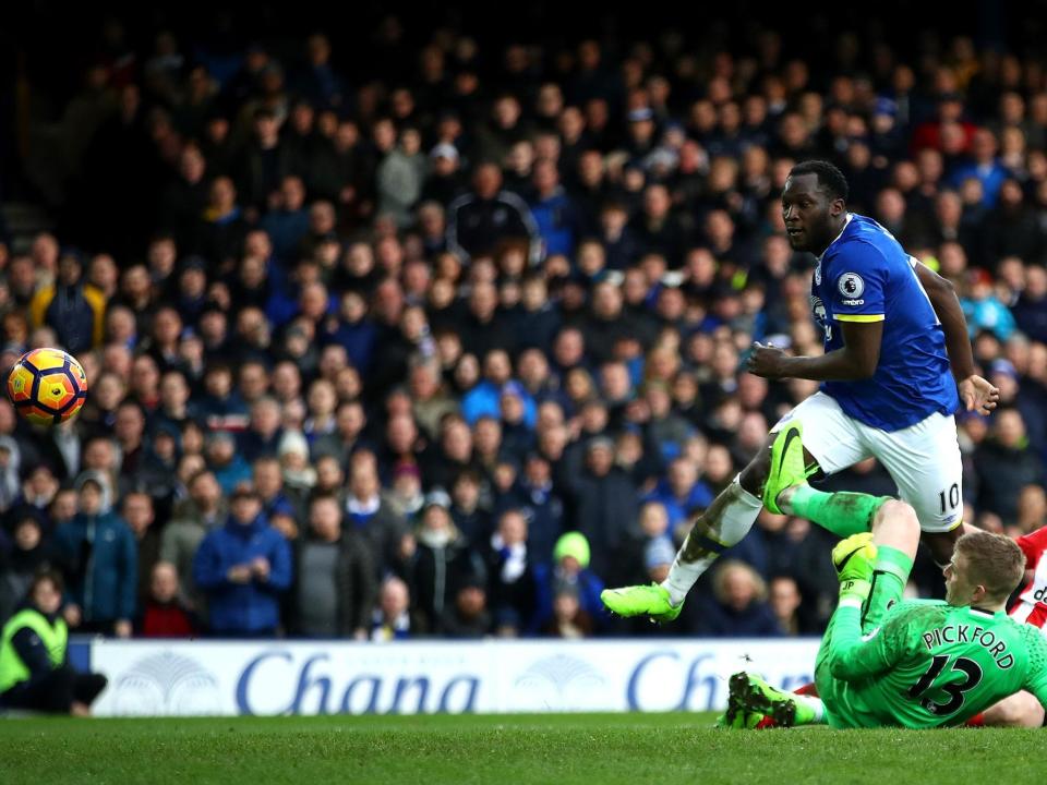 Romelu Lukaku gets his shot off to add Everton's second (Getty)