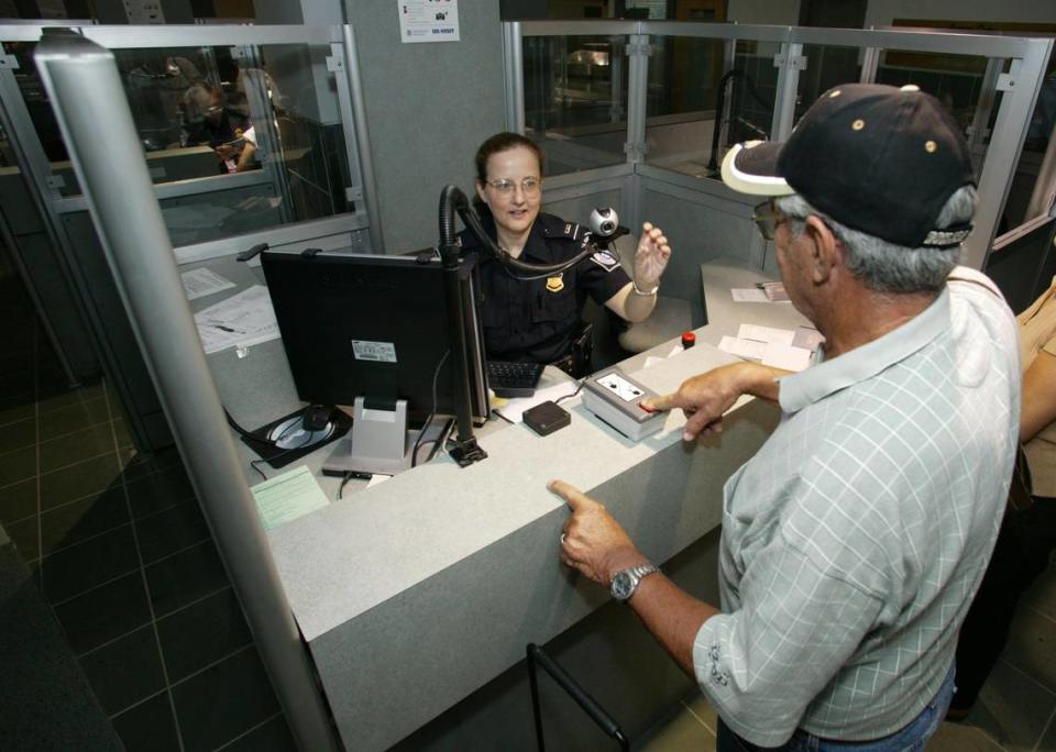 Oficial de la Aduana y Protección Fronteriza (CBP) verificando datos de un viajero a su ingreso en Estados Unidos.