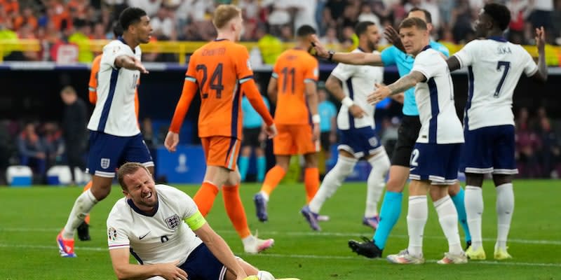 Harry Kane nach dem Foulspiel von Denzel Dumfries mit schmerzverzerrtem Gesicht.<span class="copyright">AP</span>