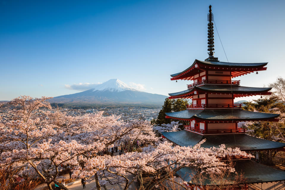 Japón es otro de los destinos que más están visitando los millonarios este año. Esquiar en Nagano u observar a los monos de nieve bañándose en aguas terminales son algunas de sus actividades favoritas. También eligen con frecuencia el recorrer el país a través de exclusivos trenes como el Twilight Express Mizukaze o el Skiki-Shima. (Foto: Getty Images).