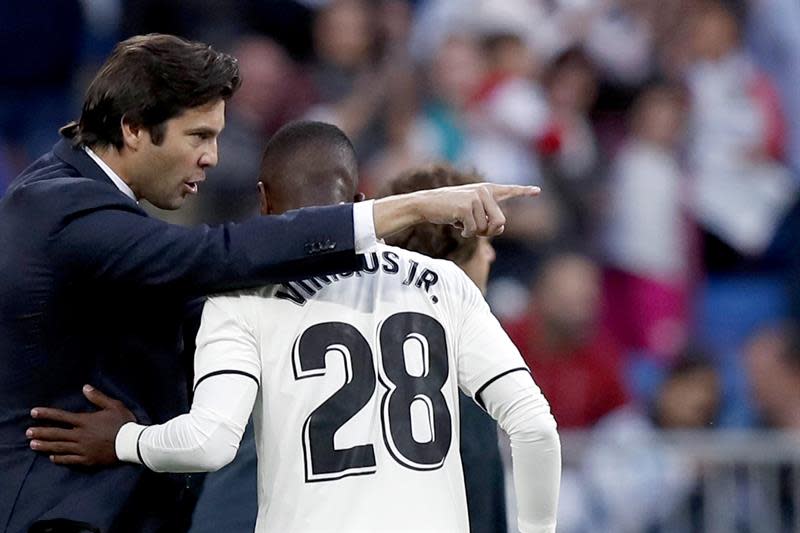 El centrocampista brasileño del Real Madrid Vinicius Júnior junto a su entrenador, Santiago Solari, tras el primer gol de su equipo ante el Real Valladolid, en partido de la undécima jornada de liga en Primera División que se disputó en el estadio Santiago Bernabéu. EFE