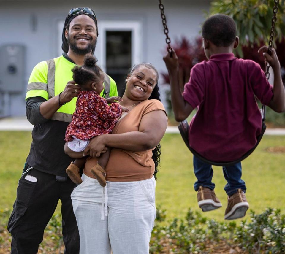 Breon Williams, de 27 años, con su esposa e hijos en el Cloverleaf Park de Miami Gardens el lunes 20 de noviembre.