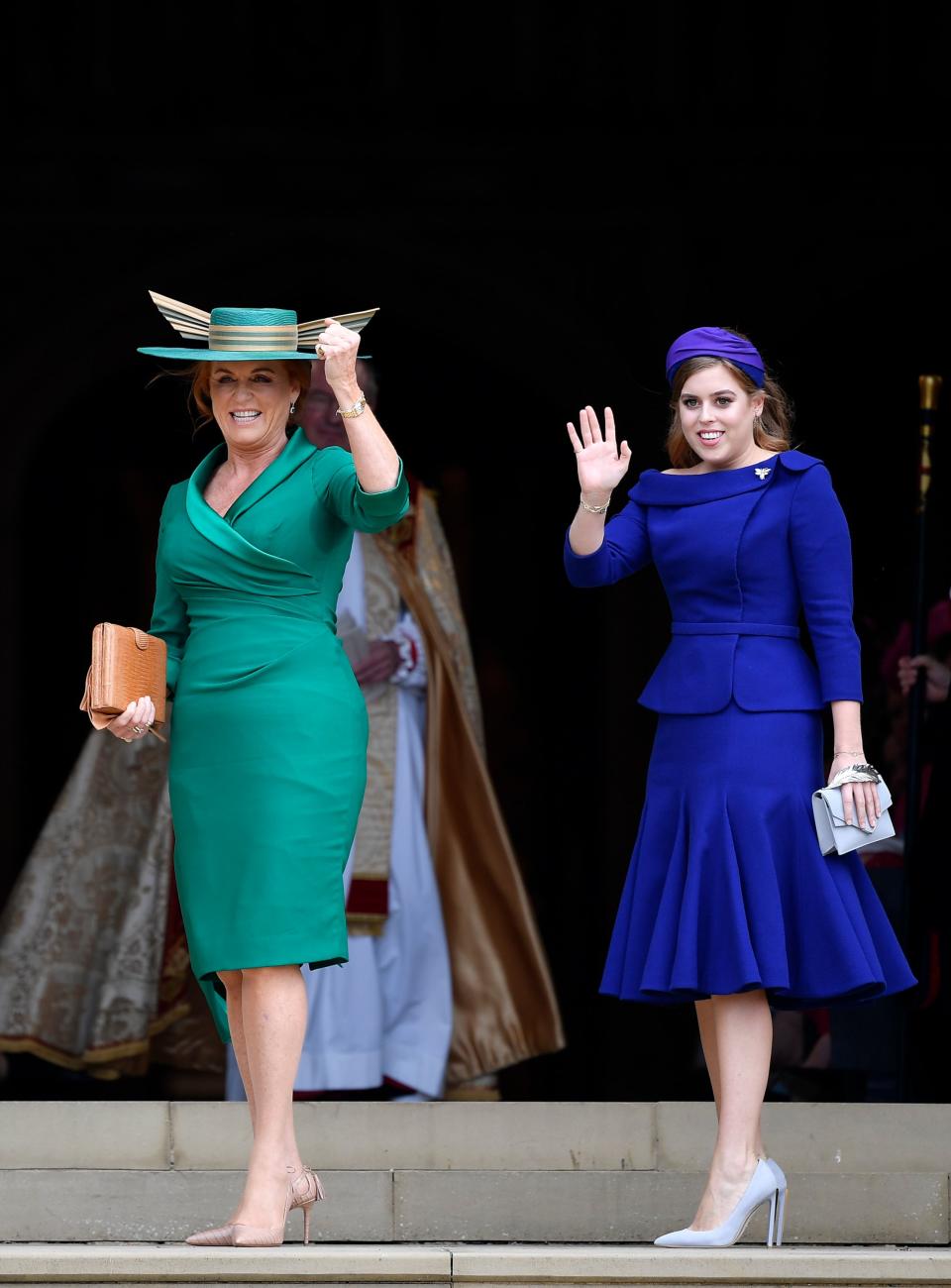 <p>Sin duda, además de la novia, si alguien tiene que lucir impecable, esa debe ser su hermana. Optó por un traje azul oscuro hecho por Ralph & Russo para el gran día. Y para contrastar, qué mejor que unos tacones en gamuza azul pálido y un bolso gris. </p>