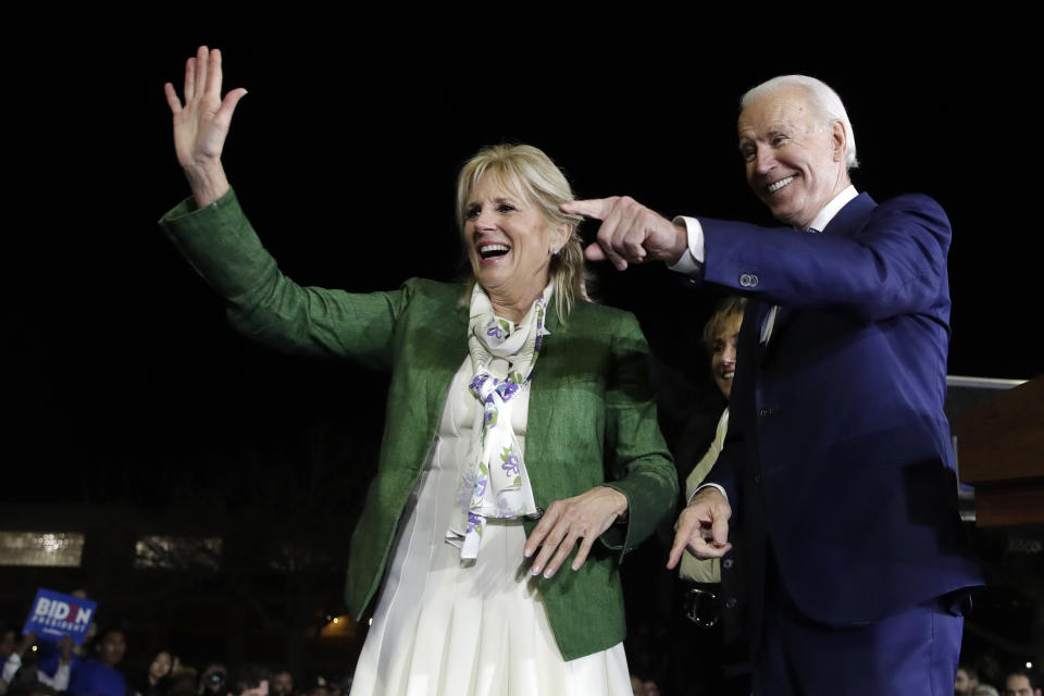 El ex vicepresidente Joe Biden, el aspirante a la candidatura demócrata a la candidatura demócrata a la presidencia, con su esposa, Jill, en un mitin en la noche electoral del Supermartes el martes 3 de marzo de 2020 en Los Ángeles. (AP foto/Marcio Jose Sanchez)