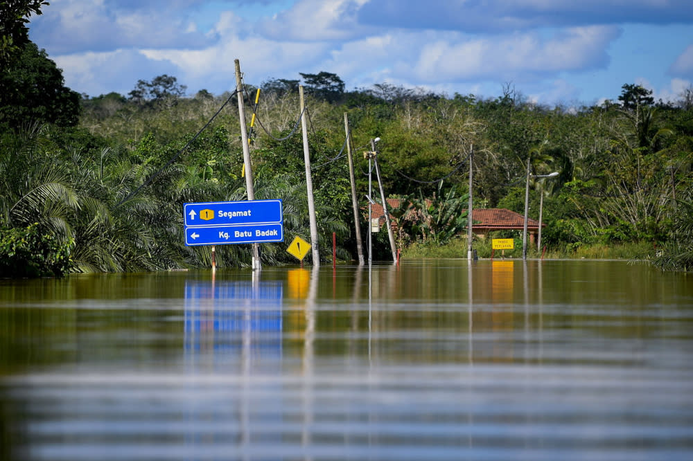 The road to Segamat and Kampung Batu Badak is almost fully submerged in floodwater at Kampung Seberang Batu Badak, Segamat December 5, 2022. — Bernama pic