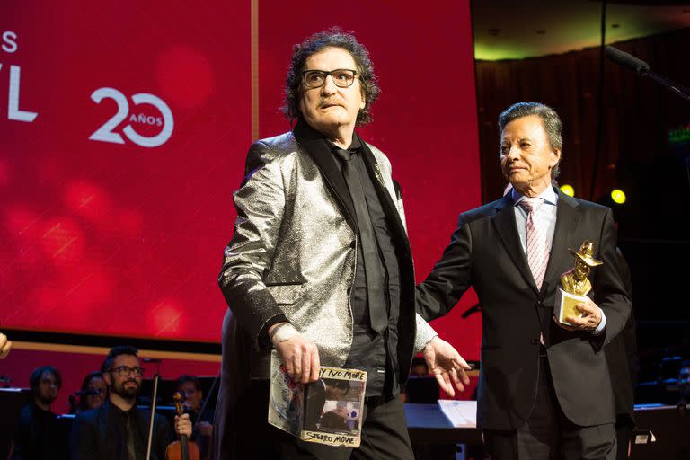 Charly García recibe el Gardel de Oro de manos de Palito Ortega, en 2018