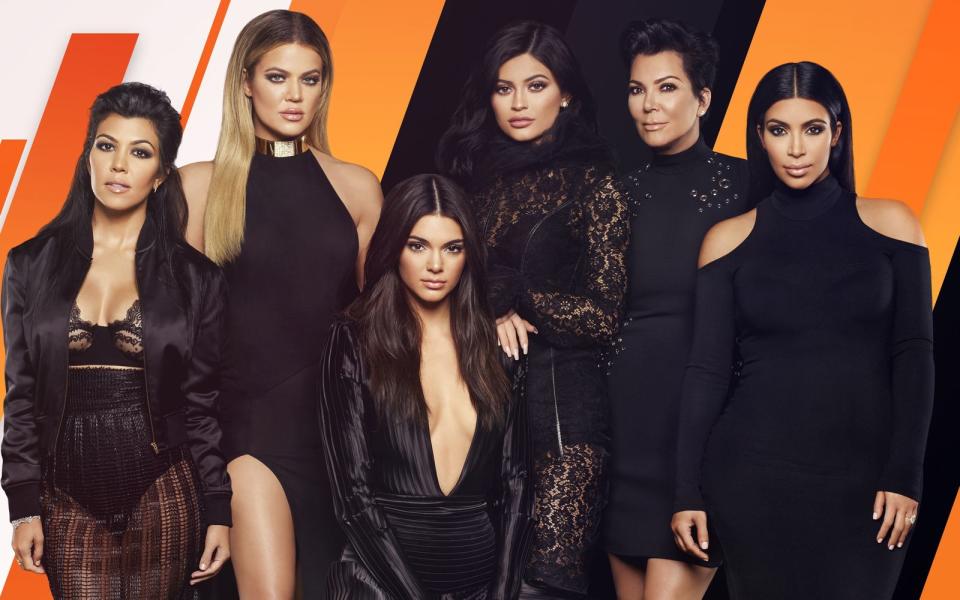 Kim Kardashian wird am 21. Oktober 40 Jahre alt und kann auf einen großen Erfolg zurückblicken: Sie hat es geschafft, sich und ihre Familie berühmt zu machen. Das Leben des Clans ist regelmäßig in allen Details bei "Keeping Up With the Kardashians" zu sehen. Wer die Großfamilie endlich mal durchschauen möchte, dem verraten wir hier, welche Kardashian oder Jenner wo einzuordnen ist. (Bild: E! Entertainment)