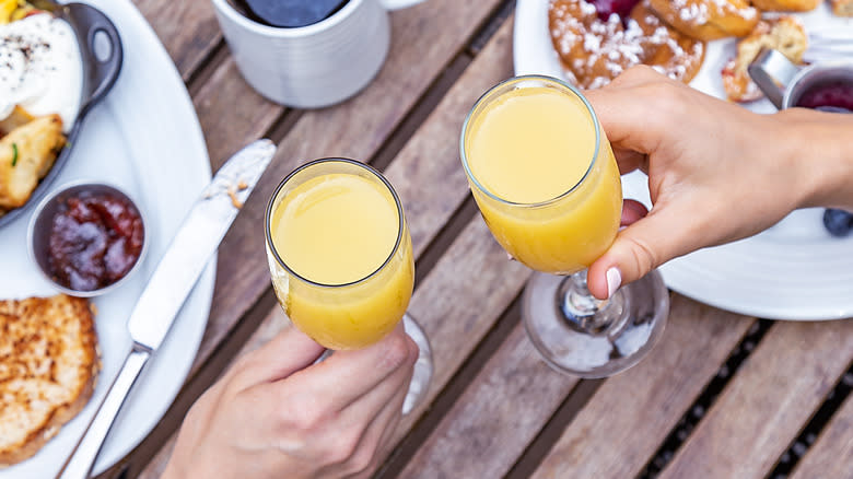 Orange juice mimosas