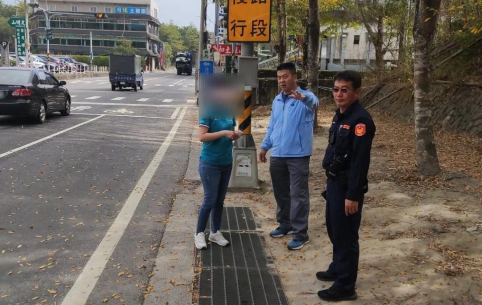 湖內警方於年節前至風景區各重要路口及停車場進行會勘。〈圖/記者蔡宗武翻攝〉