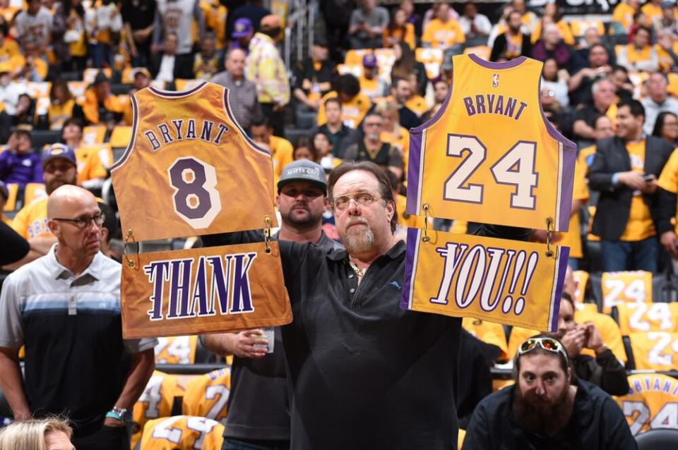 Lakers fan honors Kobe Bryant | Andrew D. Bernstein/Getty Images