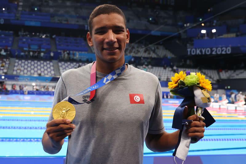 Foto del domingo del tunecino Ahmed Hafnaoui celebrando tras ganar el oro en los 400 mts libres.