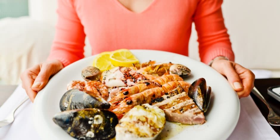 Aquellos que comen <strong>más de 9 porciones de pescados y mariscos al mes</strong>, incrementan su actividad sexual un 22 por ciento, a diferencia de quienes comen solo 1 o 2 porciones. (Foto: Getty)