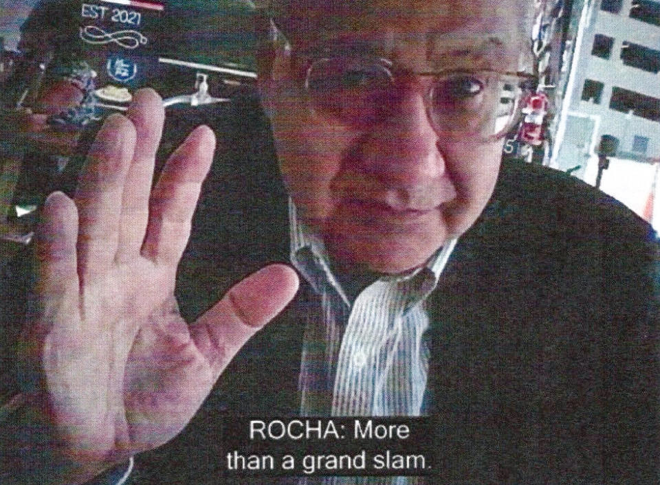 Esta imagen proporcionada por el Departamento de Justicia muestra a Manuel Rocha durante una reunión con un empleado encubierto del FBI. (Departamento de Justicia vía AP)